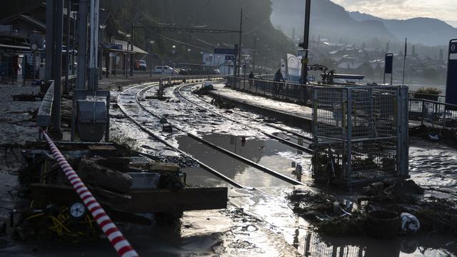 Lundi soir, une lave torrentielle a endommagé des bâtiments, des véhicules stationnés, ainsi que l'infrastructure des transports publics à Brienz (BE). [KEYSTONE - ALESSANDRO DELLA VALLE]