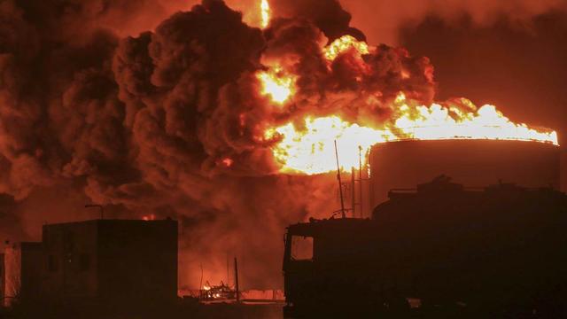 Incendie au port d'Hodeida, au Yémen, après un raid israélien. [Keystone]