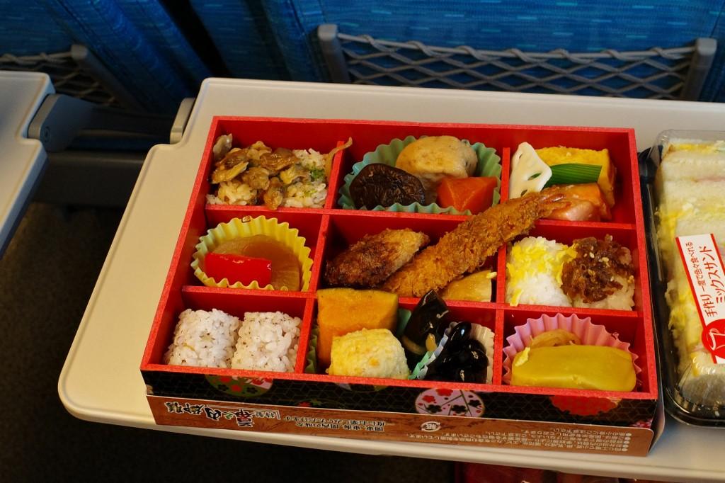 Un "Bento" (boîte-repas) servi à bord d'un Shinkansen en 2023. [Hans Lucas via AFP - MATHIEU THOMASSET]