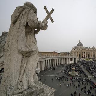 Vue de la place Saint-Pierre au Vatican pendant la messe du dimanche de Pâques célébrée par le pape François, dimanche 31 mars 2024. [Keystone - Alessandra Tarantino]