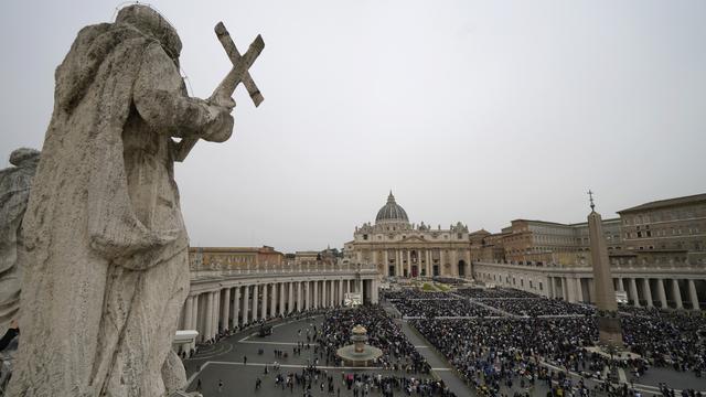 Vue de la place Saint-Pierre au Vatican pendant la messe du dimanche de Pâques célébrée par le pape François, dimanche 31 mars 2024. [Keystone - Alessandra Tarantino]