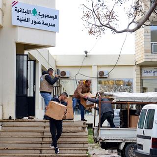 Un bénévole porte une boîte de dons à distribuer aux personnes qui ont fui leurs villages près de la frontière israélienne après que le Hezbollah et Israël ont commencé à échanger des tirs en octobre 2023, dans un atelier à Tyr, dans le sud du Liban, le 31 janvier 2024. [AFP - Anwae Amro]
