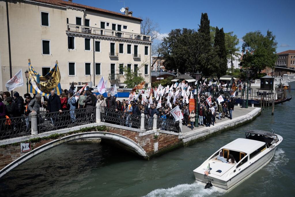 Des manifestants ont fait part de leur mécontentement à propos de l'introduction du ticket d'entrée. [AFP - MARCO BERTORELLO]