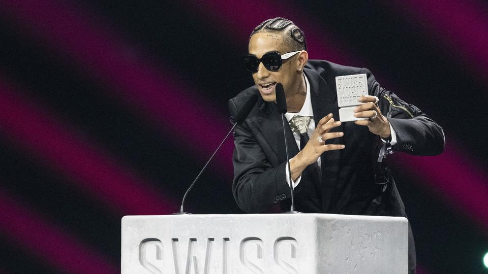 Le chanteur genevois Slimka lors de la cérémomie des Swiss Music Awards, le 8 mai 2024. [Keystone - URS FLUEELER]