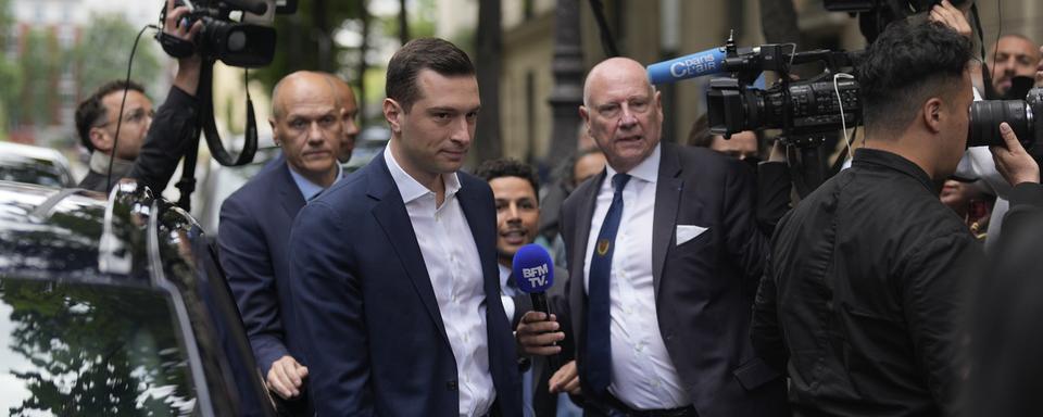 Jordan Bardella, président du parti d'extrême droite Rassemblement national, arrive au siège du parti, lundi 1er juillet 2024 à Paris. [AP Photo - Keystone - Thibault Camus]