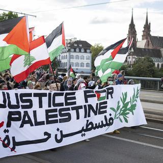 Manifestation nationale à Bâle en soutien pour le Liban et la Palestine. Le 5 octobre 2024. [KEYSTONE - Ennio Leanza]