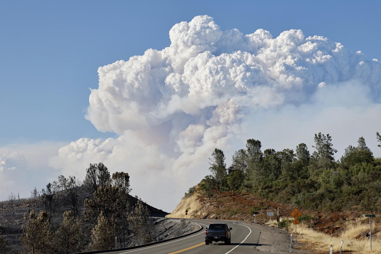 Panache de fumée provenant de l'incendie Park, qui a brûlé plus de 170 000 acres selon le département californien des forêts et de la protection contre les incendies (Cal Fire), dans le comté de Butte, Californie, États-Unis, 26 juillet 2024. [KEYSTONE - JOHN G. MABANGLO]