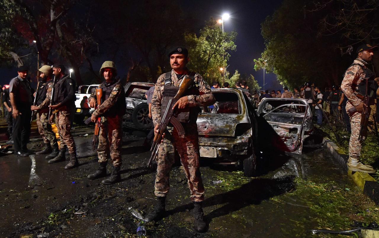 Les forces de l'ordre pakistanaises bouclent le périmètre de l'explosion survenue près de l'aéroport de Karachi. [KEYSTONE - SHAHZAIB AKBER]