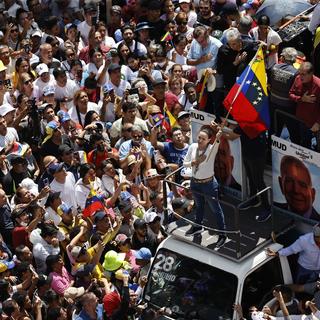 La dirigeante de l'opposition vénézuélienne Maria Corina Machado brandit un drapeau lors d'une manifestation contre les résultats officiels des élections présidentielles à Caracas le 17 août 2024. [Keystone - EPA/MIGUEL GUTIERREZ]