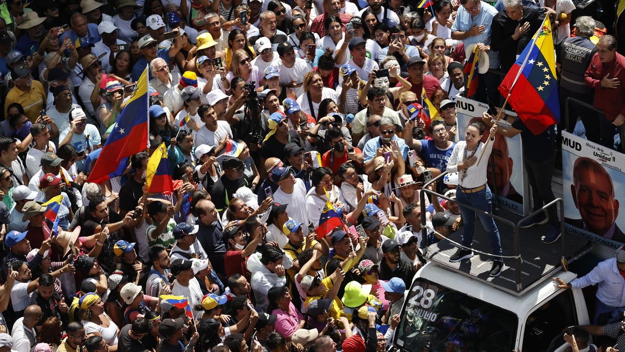 La dirigeante de l'opposition vénézuélienne Maria Corina Machado brandit un drapeau lors d'une manifestation contre les résultats officiels des élections présidentielles à Caracas le 17 août 2024. [Keystone - EPA/MIGUEL GUTIERREZ]