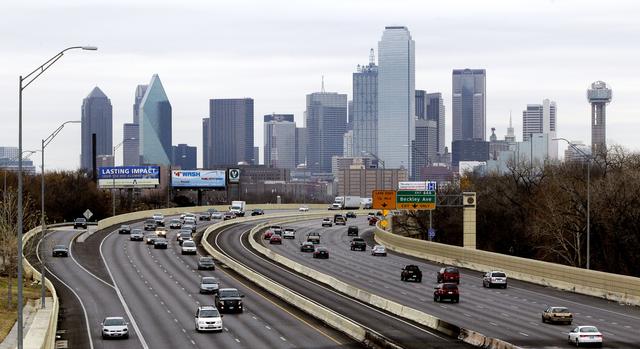 Les villes américaines, ici Dallas au Texas, se sont développées autour de la mobilité routière et sont connectées entre elles par les interstates. [KEYSTONE - TONY GUTIERREZ]