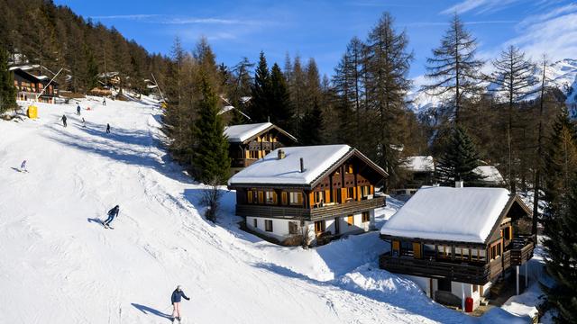 Des skieurs sur le domaine skiable de Bellwald, dans le Haut-Valais. [Keystone - Jean-Christophe Bott]