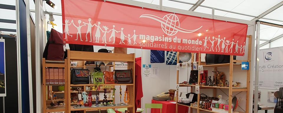 Les Magasins du monde ont présenté une campagne qui faire prendre conscience que le bilan carbone du commerce équitable ne serait que très légèrement supérieur à celui des circuits de consommation locaux. [Facebook/Magasin du monde de La Sarraz - DR]