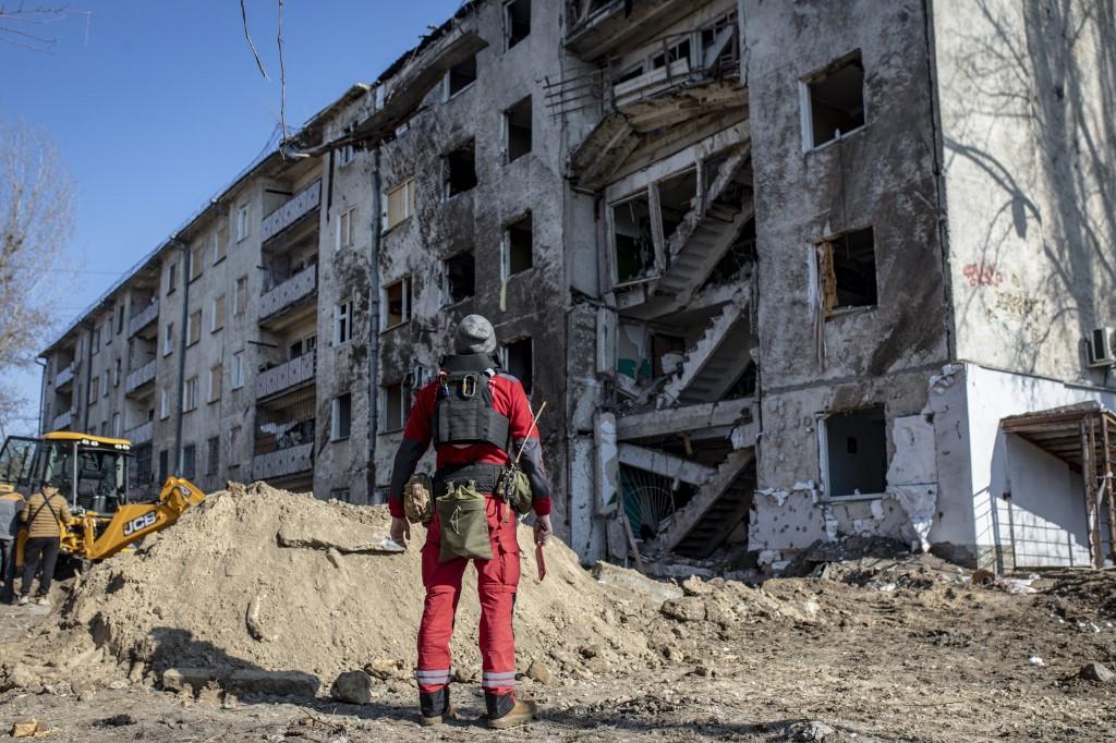 Les dégâts à un bâtiment résidentiel à Kherson. [Anadolu via AFP - GIAN MARCO BENEDETTO]