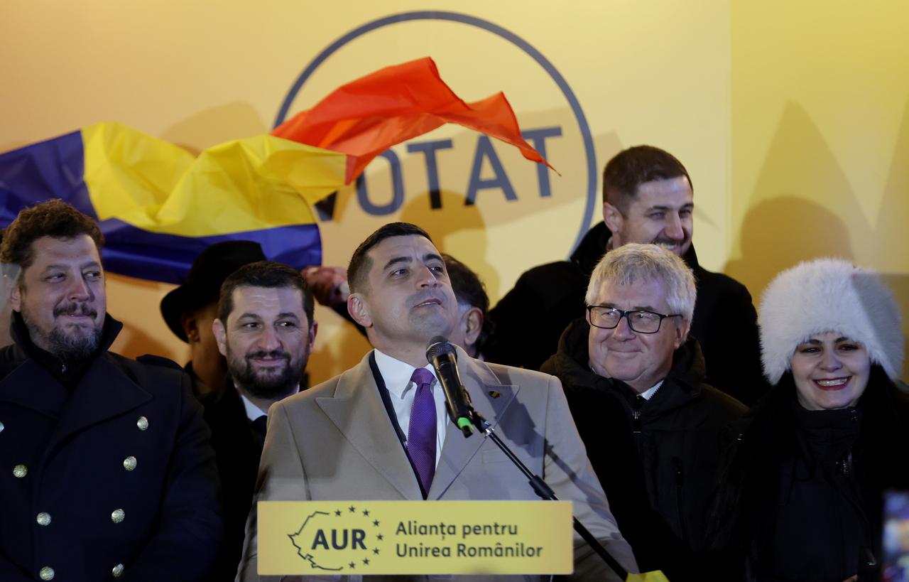 Le leader du parti ultra-nationaliste AUR (Alliance pour l'Union des Roumains), George Simion s'exprime à Bucarest, le 1er décembre 2024. [KEYSTONE - ROBERT GHEMENT]