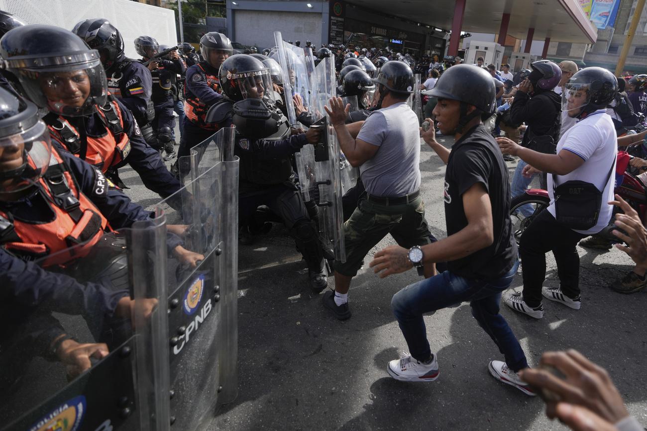 Protesters charge at police during demonstrations against the official election results, a day after electoral authorities declared President Nicolas Maduro victorious in Caracas, Venezuela, Monday, July 29, 2024. (AP Photo/Fernando Vergara) [Keystone - Fernando Vergara]