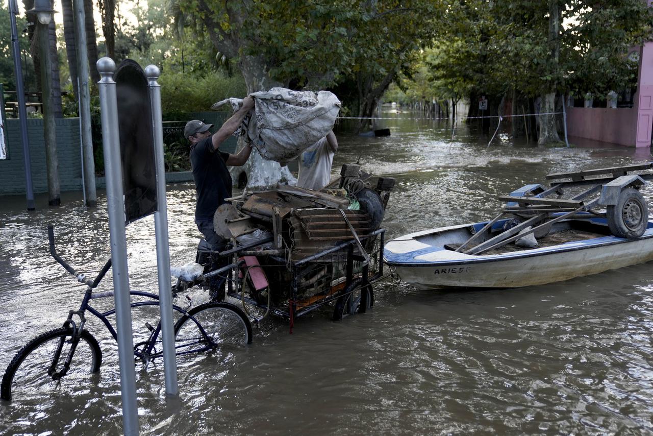 Rue inondée en raison de la montée des eaux du Rio de la Plata, dans la banlieue de Buenos Aires [KEYSTONE - RODRIGO ABD]