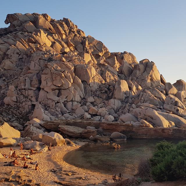 La vallée de la lune en Sardaigne, un paradis terrestre convoité. Une crique en granite rose et blanc sur la partie occidentale du Cap Testa, au nord de la Sardaigne. [RTS - Louise Cognard]