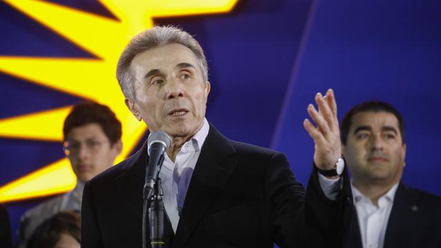 Le fondateur du parti Rêve géorgien et oligarque Bidzina Ivanishvili s'exprime après l'annonce des résultats des sondages en Géorgie. [Keystone - EPA/David Midzinarishvili]