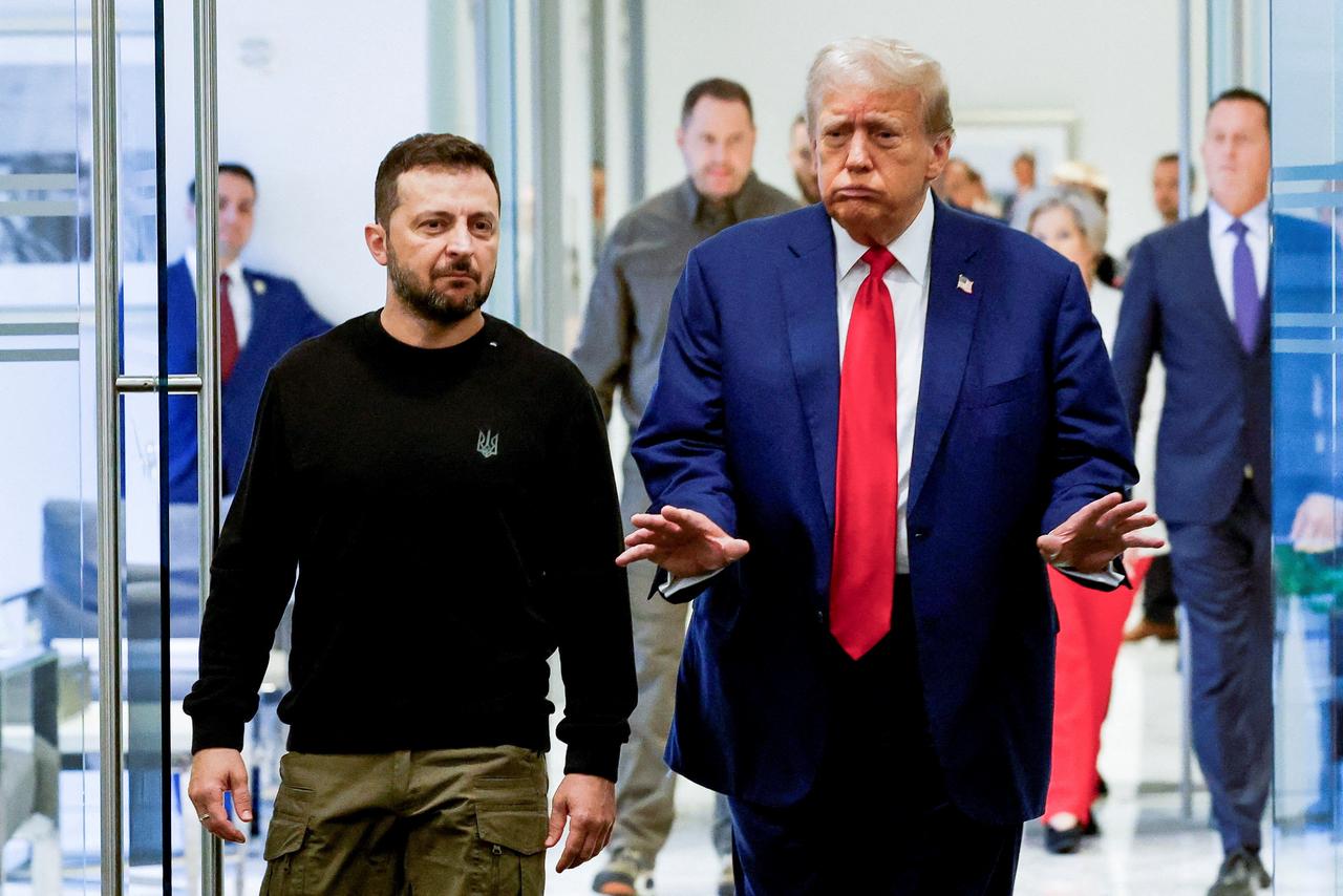 Le candidat républicain à la présidentielle et ancien président américain Donald Trump et le président ukrainien Volodymyr Zelenskiy se sont rencontrés vendredi à la Trump Tower à New York. [REUTERS - Shannon Stapleton]