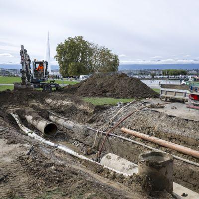 Eau impropre à la consommation dans neuf communes genevoises à cause de la rupture d'une canalisation. [Keystone - Martial Trezzini]