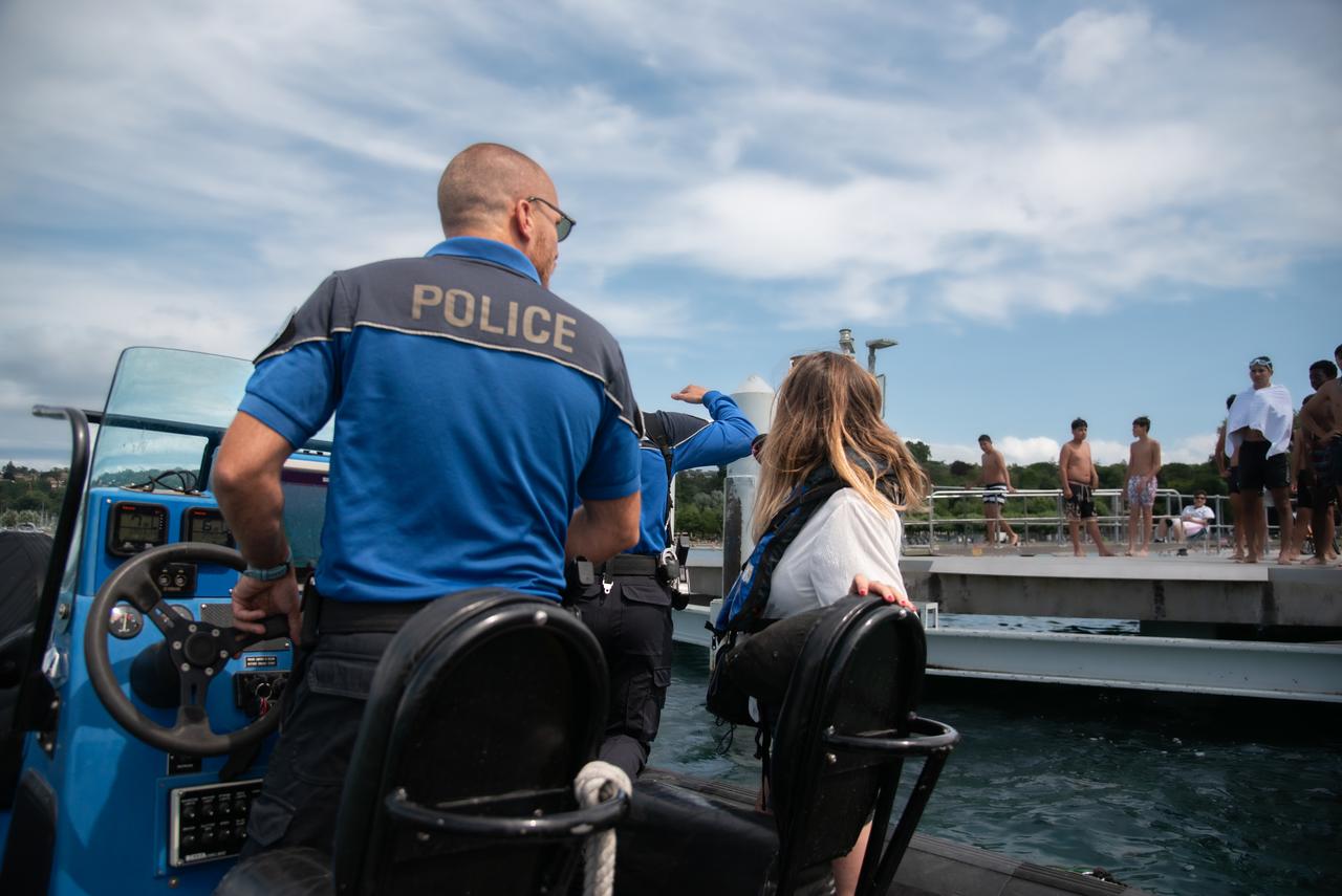 La police de la navigation approche les plaisanciers pour répondre à d'éventuelles questions. [Police cantonale genevoise]