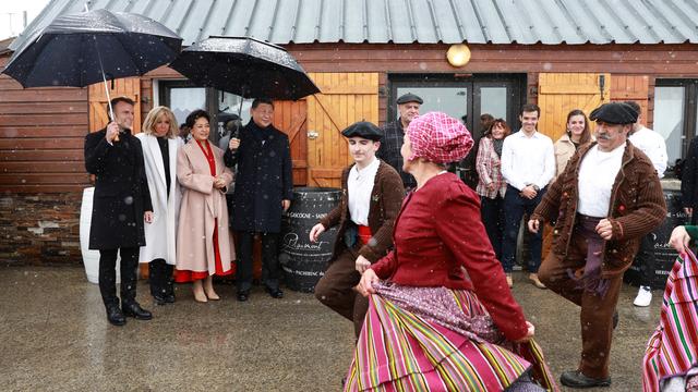 Le président français Emmanuel, son épouse Brigitte Macron, le président chinois Xi Jinping et son épouse Peng Liyuan regardent des danseurs folkloriques, mardi 7 mai 2024, au col du Tourmalet, dans les Pyrénées. [via REUTERS - Aurelien Morissard]