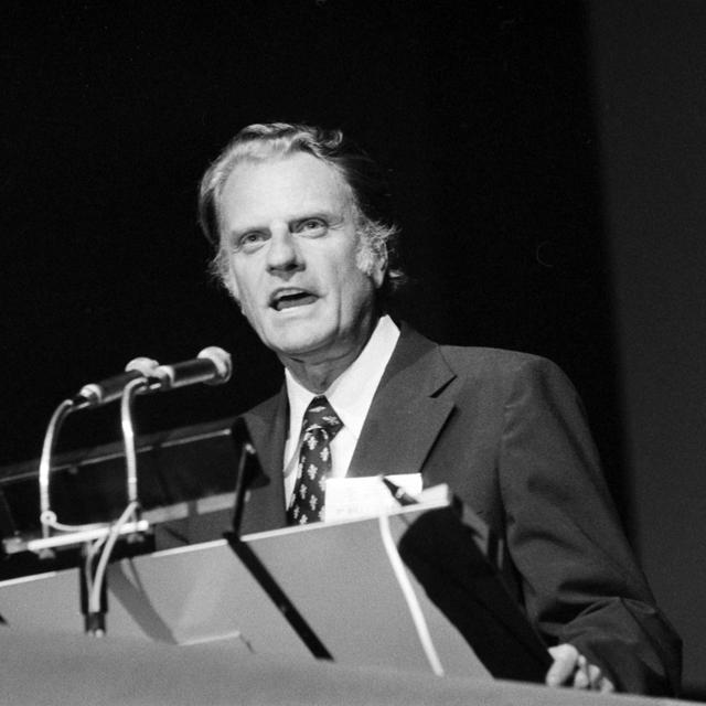 Le prédicateur évangéliste américain Billy Graham inaugure le Congrès international pour l'évangélisation mondiale organisée au Palais de Beaulieu à Lausanne le 16 juillet 1974. [Keystone - Photopress-Archiv/Str]