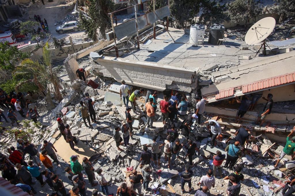 Des habitants et des secouristes cherchent des survivants après un bombardement israélien meurtrier sur l'école Al-Nasr, qui abrite des Palestiniens déplacés, à l'ouest de la ville de Gaza. [AFP - OMAR AL-QATTAA]