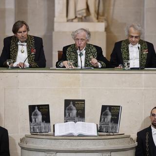 Les membres de l'Académie française, l'écrivain français Daniel Rondeau (à gauche), l'écrivain et historien français Pascal Ory (au centre) et l'écrivain franco-libanais Amin Maalouf (à droite), président la séance solennelle de présentation de la 9ᵉ édition  du Dictionnaire de l'Académie française, qui est le dictionnaire officiel de la langue française, à l'Institut de France à Paris, le 14 novembre 2024. [POOL/AFP - Ludovic Marin]