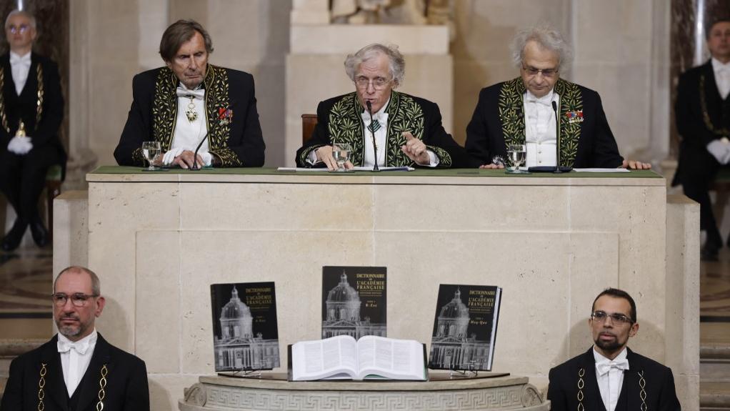 Les membres de l'Académie française, l'écrivain français Daniel Rondeau (à gauche), l'écrivain et historien français Pascal Ory (au centre) et l'écrivain franco-libanais Amin Maalouf (à droite), président la séance solennelle de présentation de la 9ᵉ édition  du Dictionnaire de l'Académie française, qui est le dictionnaire officiel de la langue française, à l'Institut de France à Paris, le 14 novembre 2024. [POOL/AFP - Ludovic Marin]