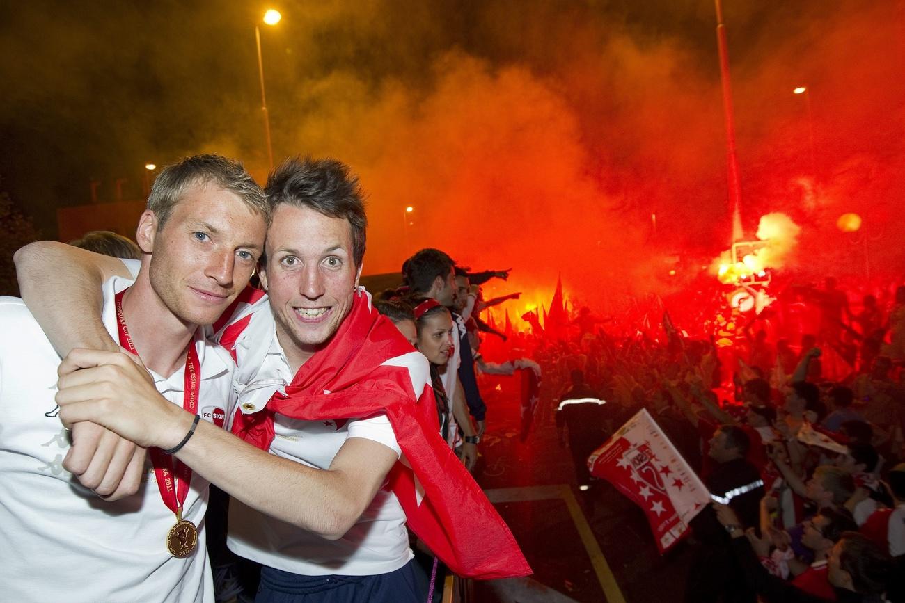 Arnaud Bühler et Anthony Sauthier, en 2011, lorsqu'ils étaient jeunes et tout frais vainqueurs de la Coupe de Suisse. [KEYSTONE - JEAN-CHRISTOPHE BOTT]