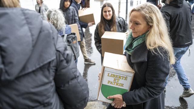 Vera Weber, présidente de la Fondation Franz Weber, à droite, dépose le référendum contre la loi fédérale sur la sécurité de l'approvisionnement en électricité le 18 janvier 2024. [Keystone - Alessandro della Valle]