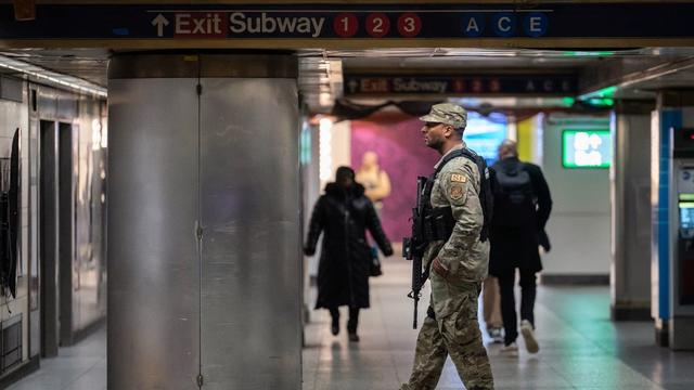 New York, le 6 mars 2024: un membre de la garde nationale patrouille dans une station de métro. [AFP - Adam Gray/Getty Images]