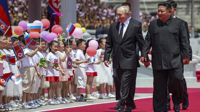 Vladimir Poutine a été accueilli en grande pompe par Kim Jong Un à Pyongyang. [KEYSTONE - GAVRIIL GRIGOROV]