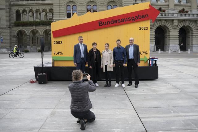 Les représentants du monde paysan ont protesté sur la Place fédérale contre les mesures d'économie. [KEYSTONE - PETER SCHNEIDER]