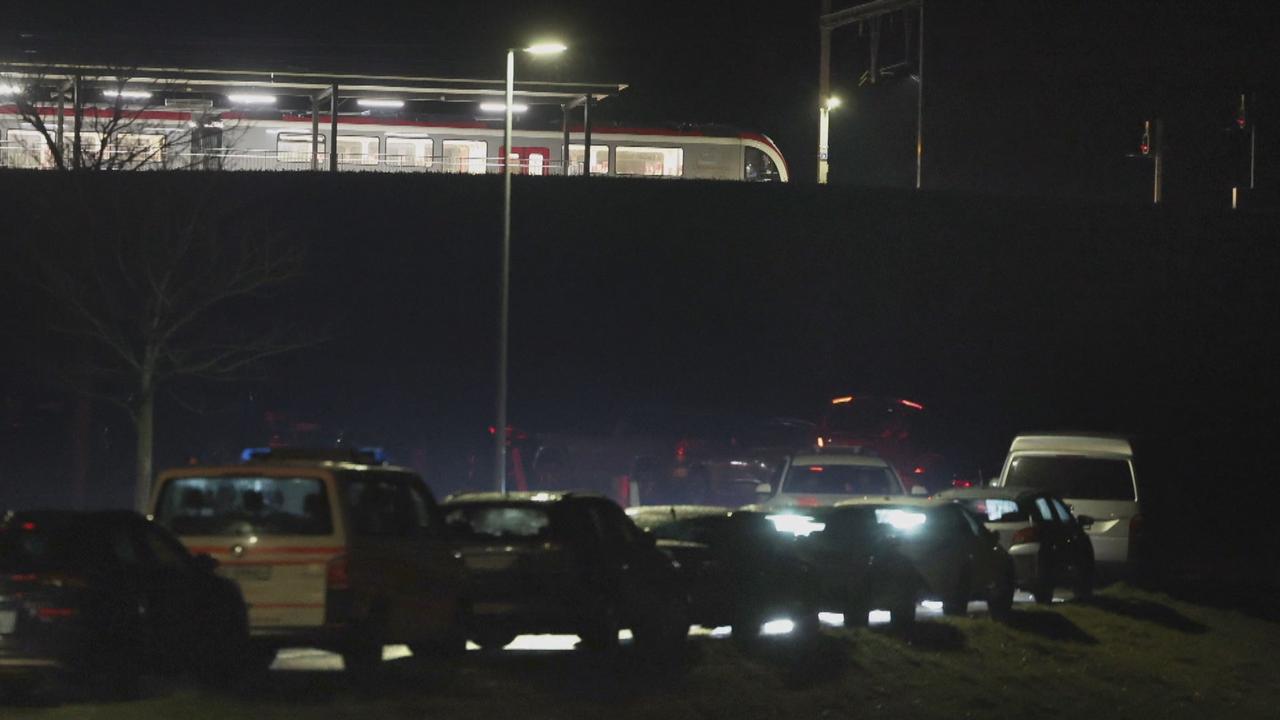 Le train immobilisé à la gare d'Essert-sous-Champvent. [RTS]