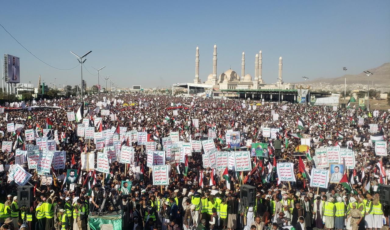 Des centaines de milliers de Yéménites manifestent à Sanaa contre les frappes des Etats-Unis et du Royaume-uni visant les rebelles Houthis. [Keystone - EPA/Yahya Arhab]