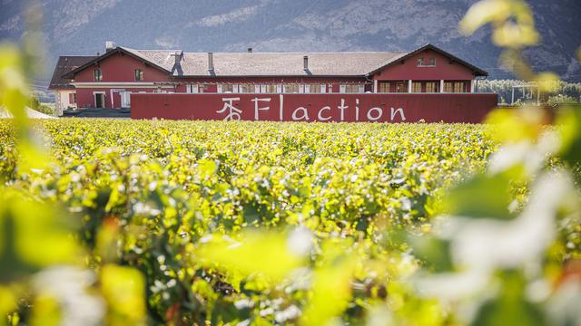 Le bâtiment de la cave Maison Rouge SA, anciennement Flaction Vins SA, est photographié le 26 août 2024 à Saint-Pierre-de-Clages, dans la commune de Chamoson. [Keystone - Valentin Flauraud]