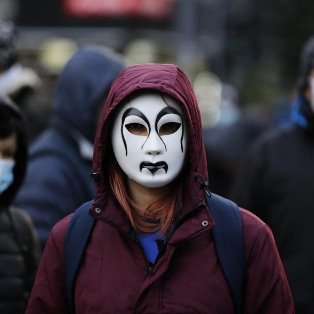 Une manifestante pro-environnement avec un masque près du gouvernement de Belgrade s'oppose au projet de la plus grande mine européenne de lithium en Serbie.