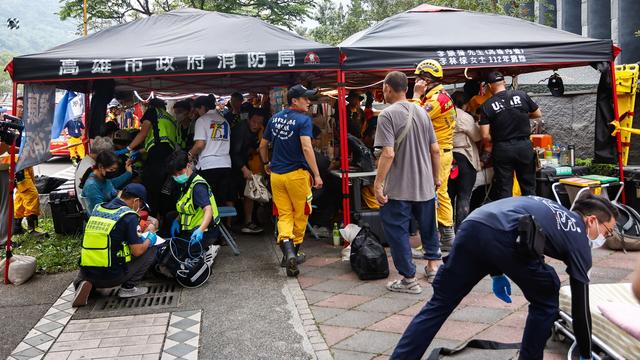 Des paramédicaux et des médecins prodiguent des soins et des examens médicaux aux personnes secourues dans le parc national de Taroko (Hualien, Taïwan) le 4 avril 2024, à la suite d'un séisme de magnitude 7,4 qui s'est produit le 3 avril 2024. [EPA / Keystone - Daniel Ceng]