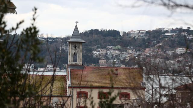 Vue de l'église Santa Maria à la suite d'une attaque menée par deux assaillants, à Istanbul, Turquie, le 28 janvier 2024. [Keystone]