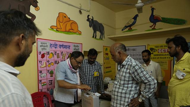 Un homme en train de voter à Varanasi, dans le nord-est de l'Inde. [KEYSTONE - RAJESH KUMAR SINGH]