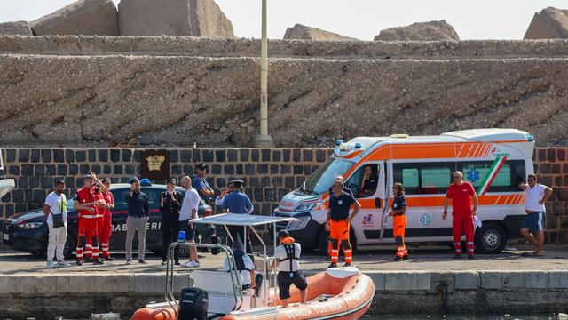 Selon des médias, le super-yacht s'est trouvé sur la route d'une trombe marine au large du port de Porticello. [AFP - IGOR PETYX]