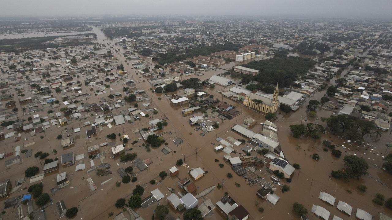 Course contre la montre au Brésil pour secourir les victimes des inondations. [Keystone - Isaac Fontana]