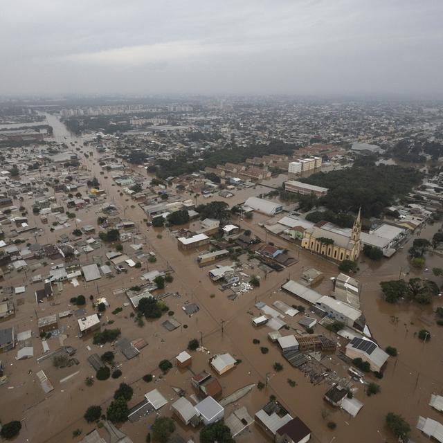 Course contre la montre au Brésil pour secourir les victimes des inondations. [Keystone - Isaac Fontana]