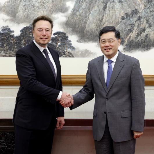 Elon Musk a obtenu la bénédiction de Pékin pour sa récolte de données des utilisateurs chinois de Tesla. [Keystone/EPA - China's Foreign Ministry Handout]