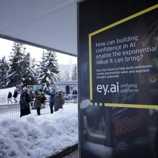 Une publicité vantant les mérites de l'IA affichée au Forum économique mondial de Davos. [Keystone/AP Photo - Markus Schreiber]
