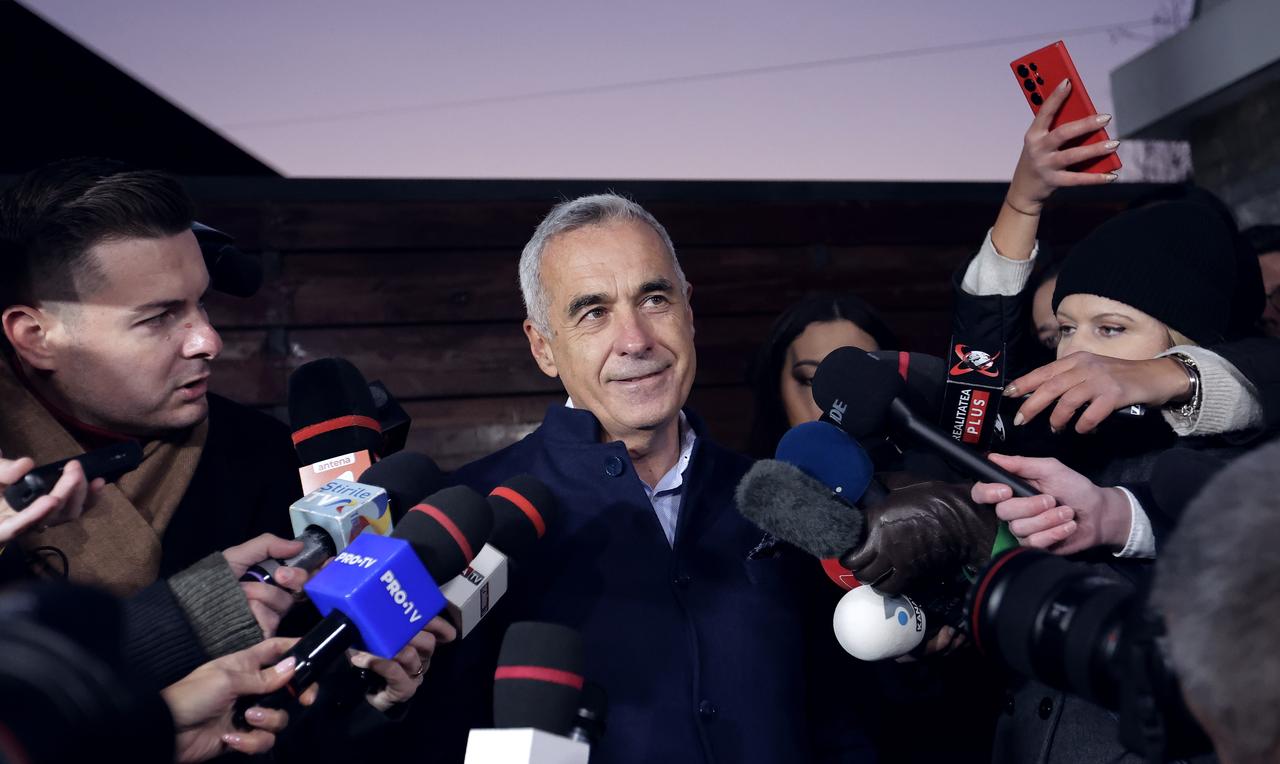 Le candidat indépendant d'extrême droite roumain Calin Georgescu prononce un discours après sa victoire surprise au premier tour de l'élection présidentielle. [KEYSTONE - ROBERT GHEMENT]