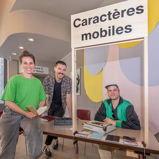 À l'invitation de VU.CH, l'art à l'hôpital, Caractères mobiles a écrit des cartes postales depuis l'hôpital. [RTS - Florence Grivel]